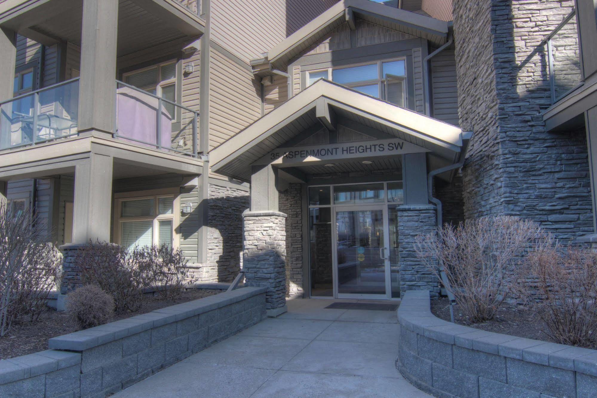 Pinnacle Inn & Suites Aspen YYC Kültér fotó