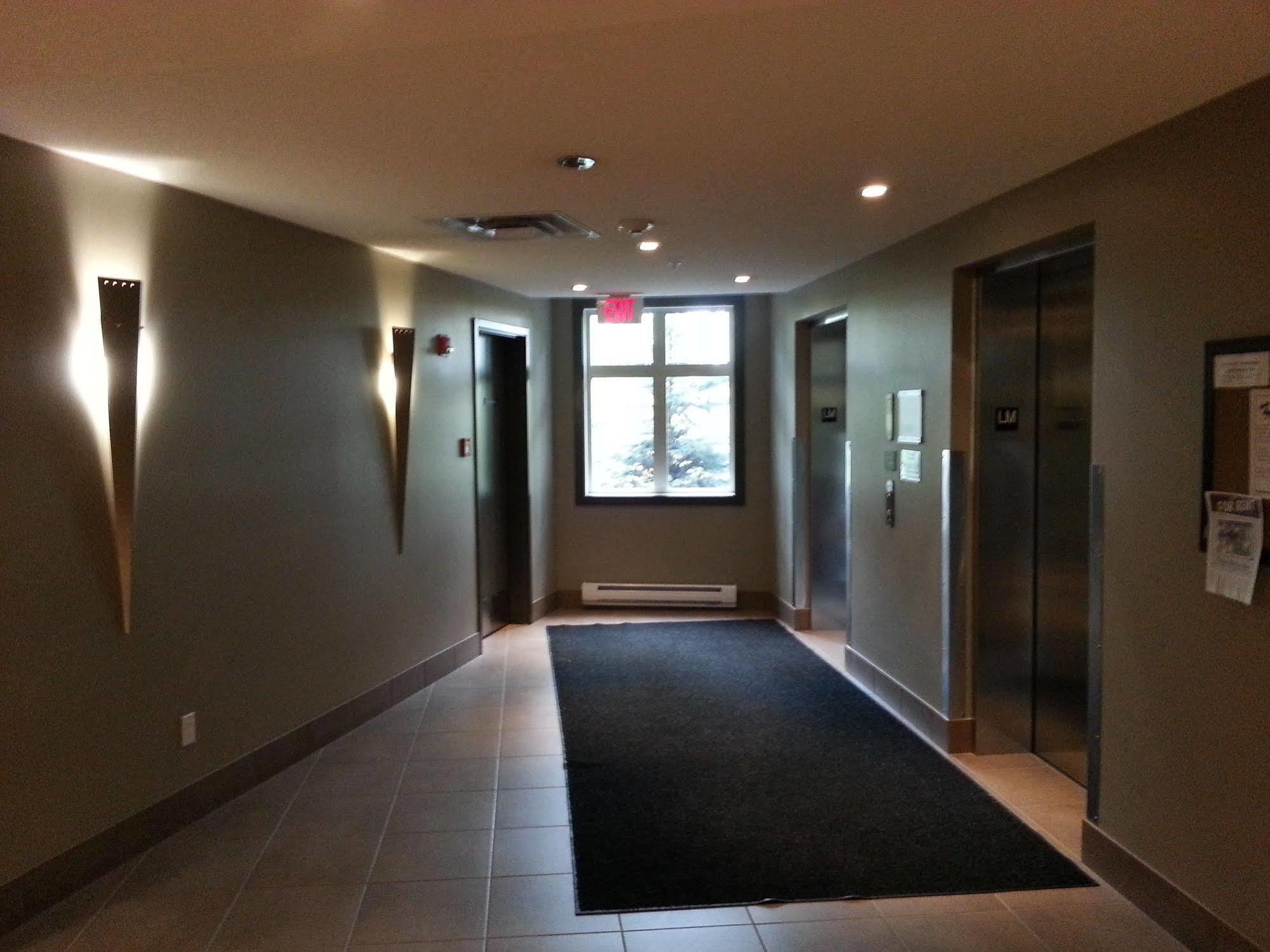 Pinnacle Inn & Suites Aspen YYC Kültér fotó
